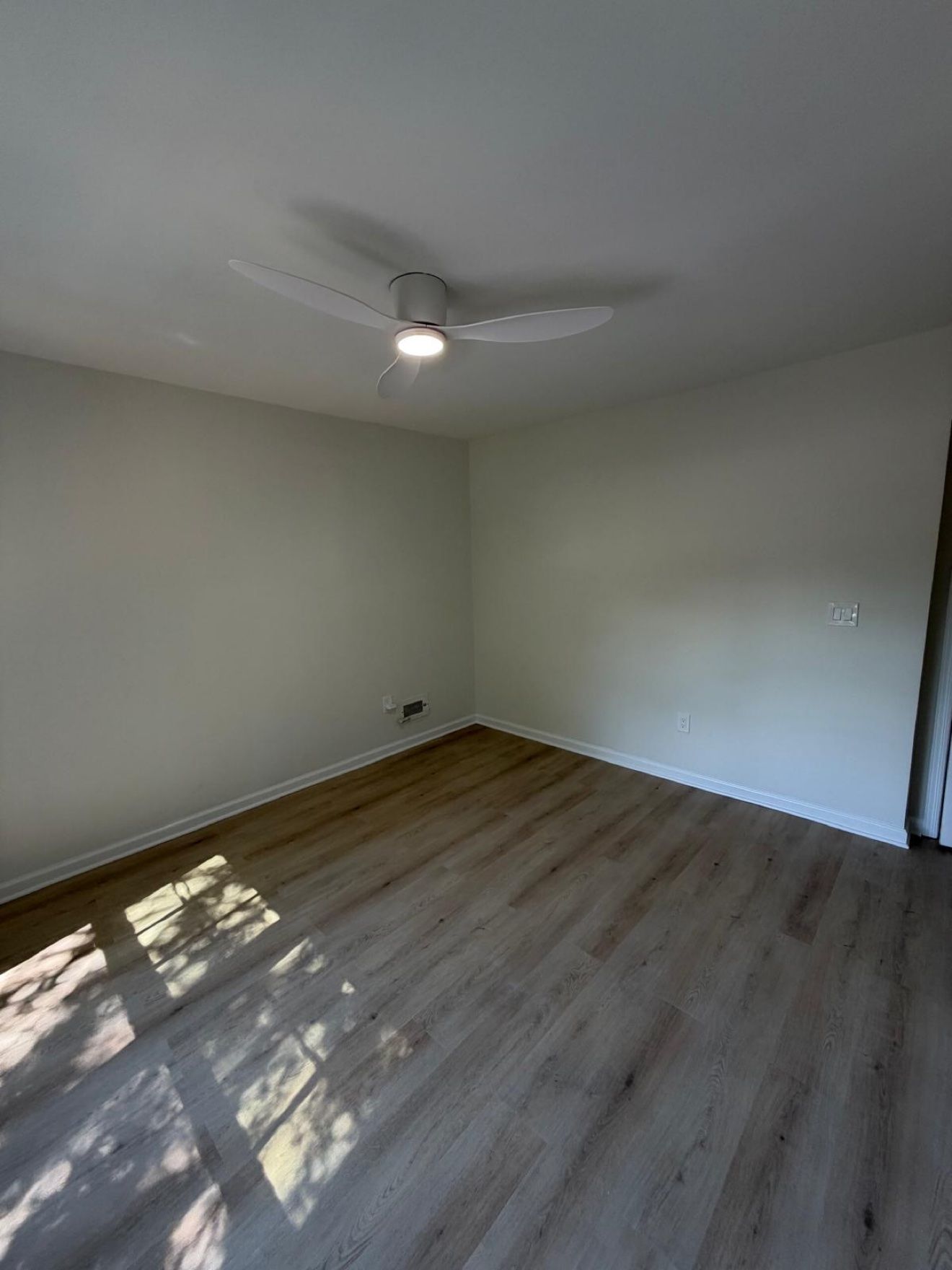 Cuarto terminado con pisos claros, segundo ángulo