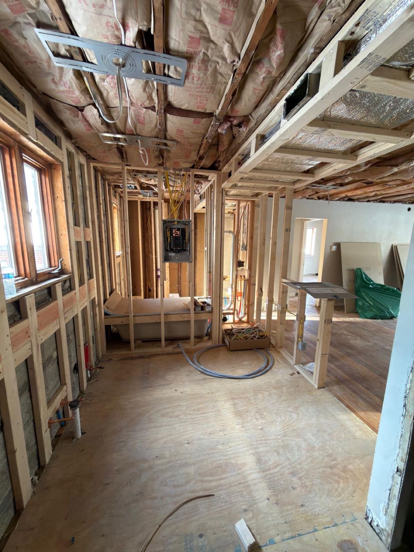 Estructura y panel eléctrico durante una renovación interior