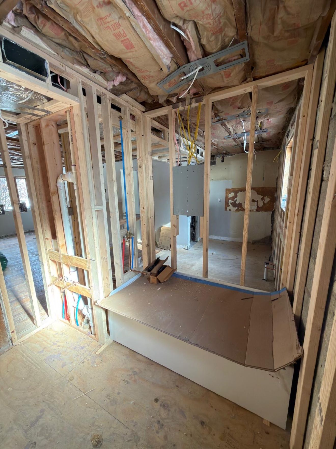 Renovación interior destripada con estructura y plomería nuevas