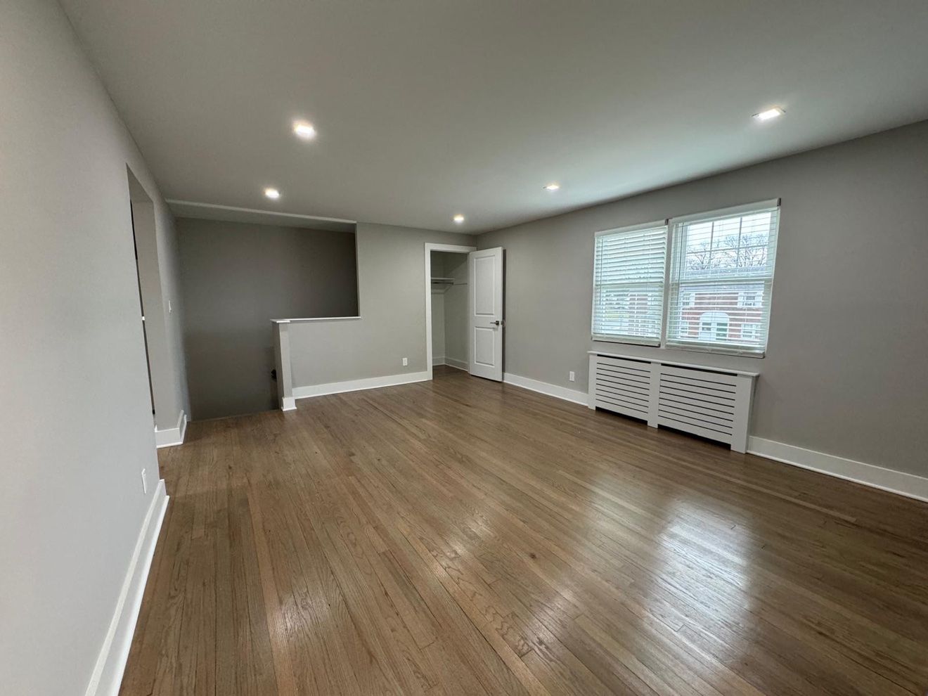 Sala con paredes grises y piso de madera