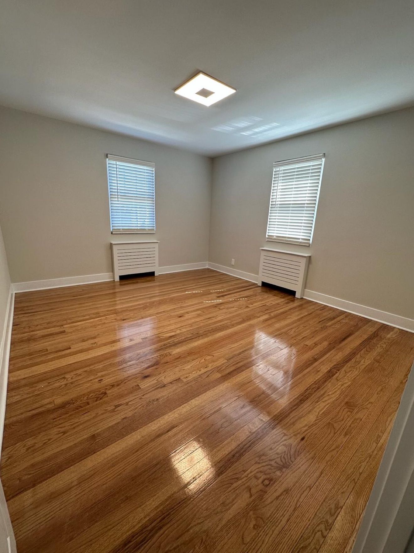 Sala vacía con piso de madera brillante