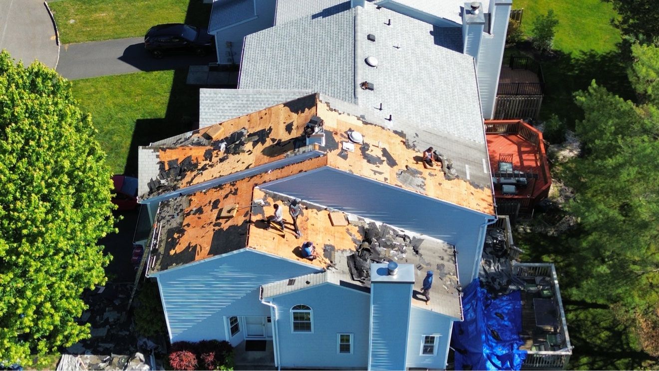 Vista cercana de drone del equipo desmontando un techo de townhouse
