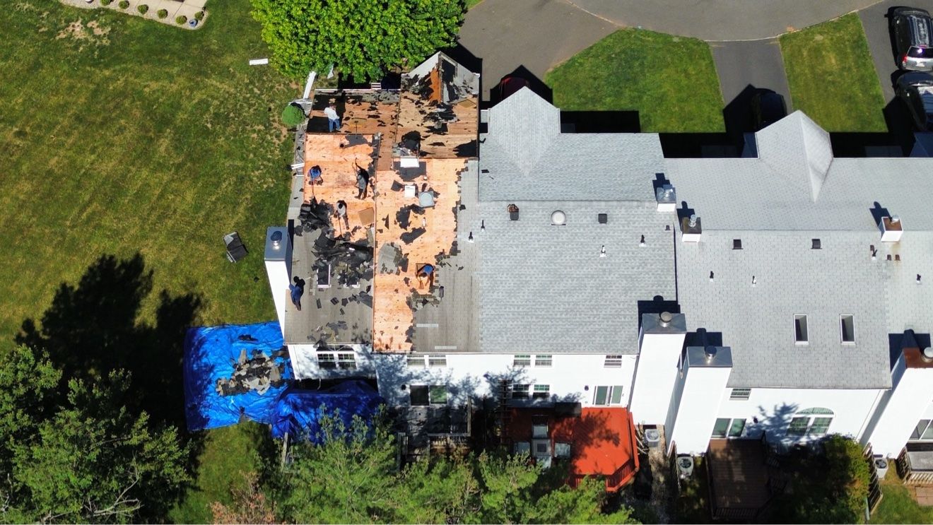 Vista aérea de drone del desmontaje de un techo de townhouse