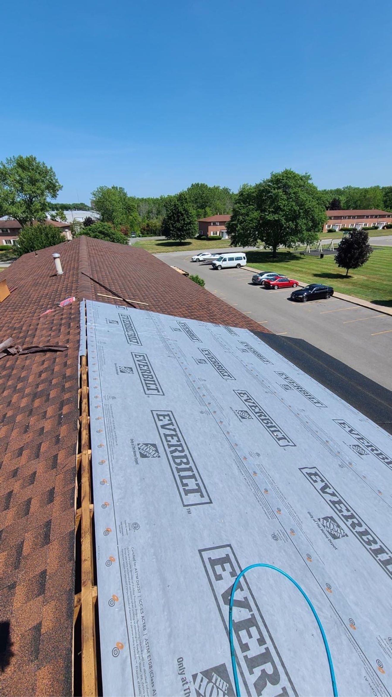 Desmontaje de techo en proceso con underlayment nuevo en una pendiente